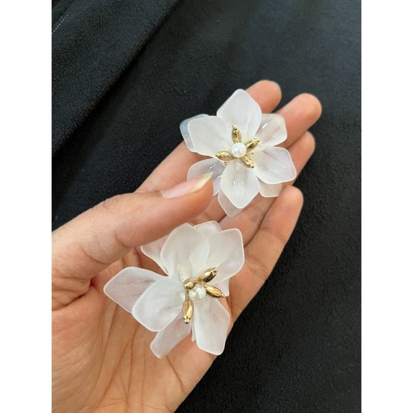 Big White flower stud earring Large large Snow White big earrings plastic floral - Picture 5 of 8